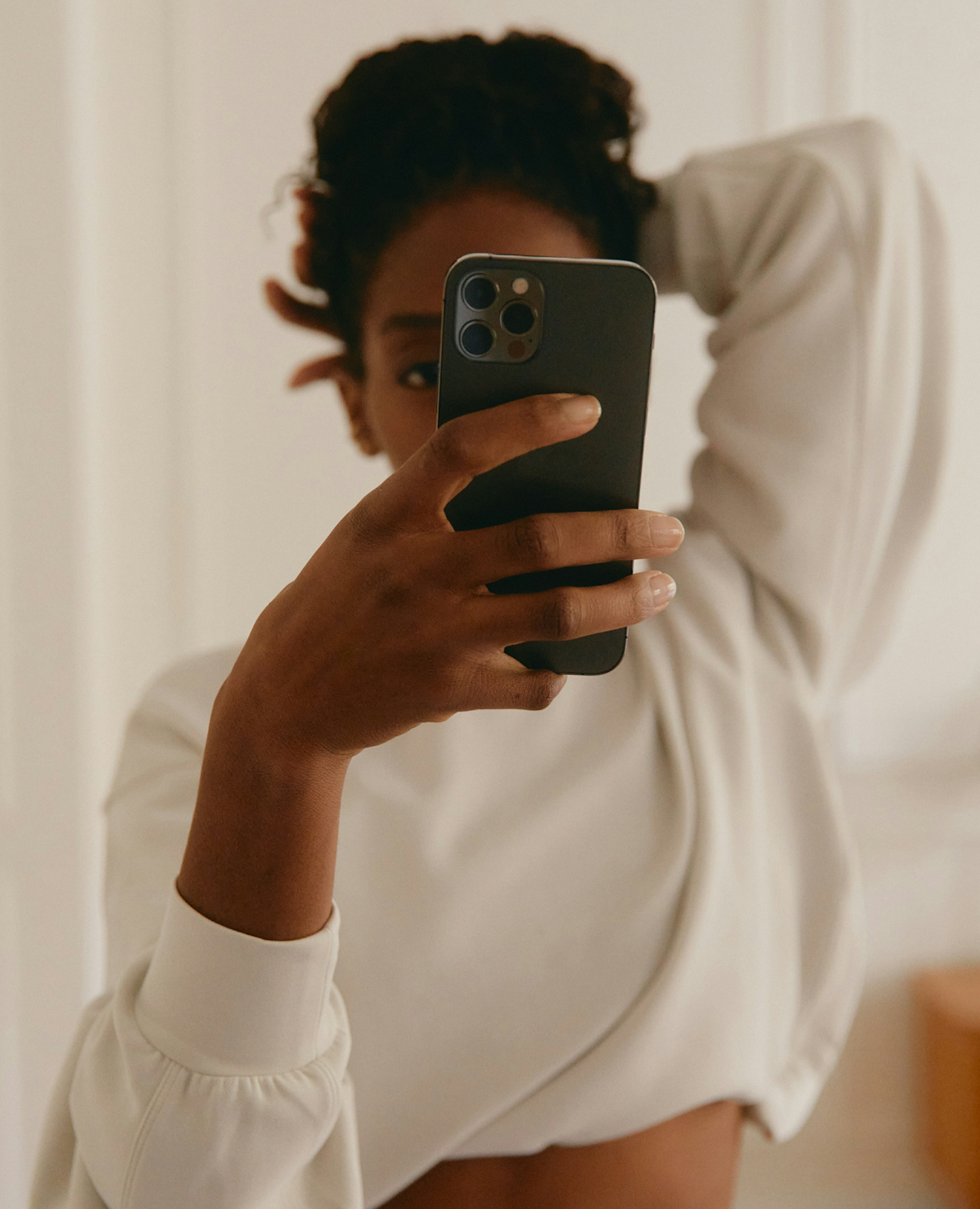 women-iphone-selfie